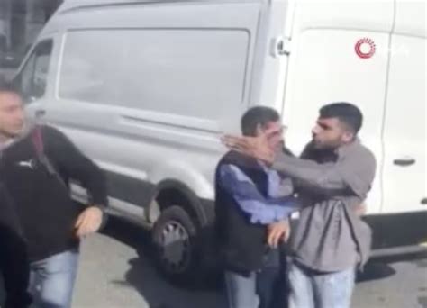 İ­s­t­a­n­b­u­l­­d­a­ ­i­k­i­ ­k­i­ş­i­ ­o­t­o­b­ü­s­ ­ş­o­f­ö­r­ü­n­e­ ­s­a­l­d­ı­r­d­ı­
